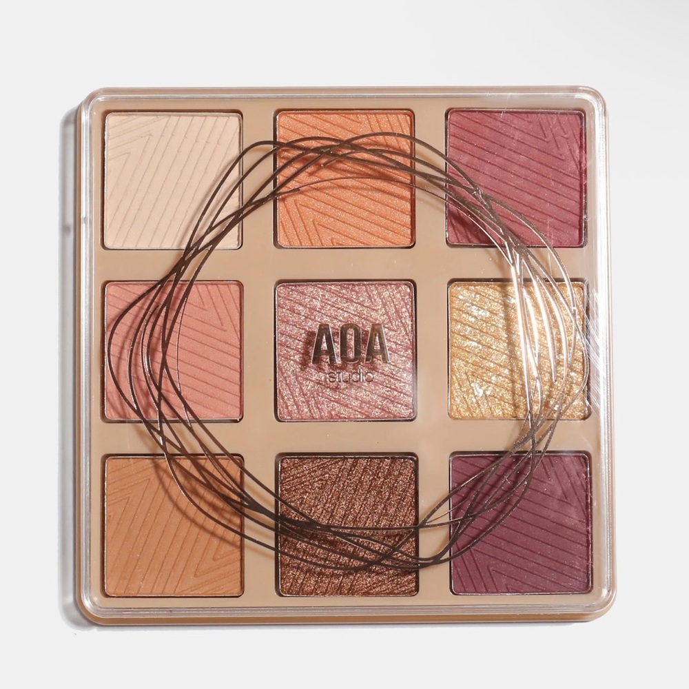 Glam Eyeshadow Palette | 9 Shades in Mattes and Shimmers